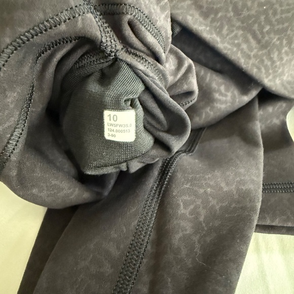 Lululemon Wunder Train 28” - Like New - Picture 4 of 4